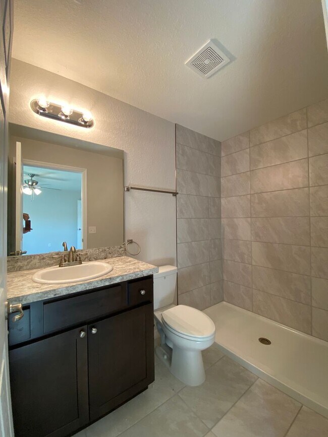 Building Photo - Custom Home - Desirable SE Ocala Neighborhood 3/2/2 **Won't Last**