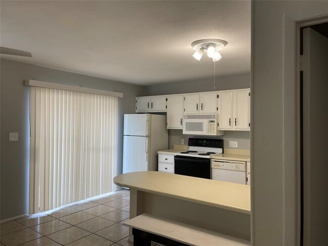Building Photo - 21013 Highland Lake Dr
