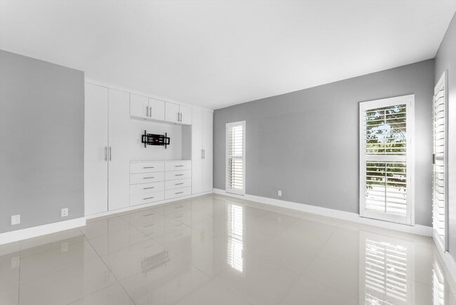 Building Photo - 3200 N Palm Aire Dr