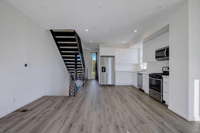 Building Photo - 837 N Kingsley Dr