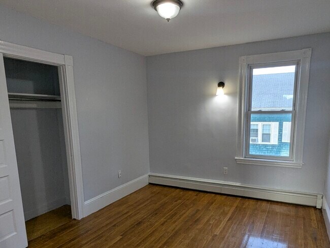 Building Photo - 47 Roslyn St