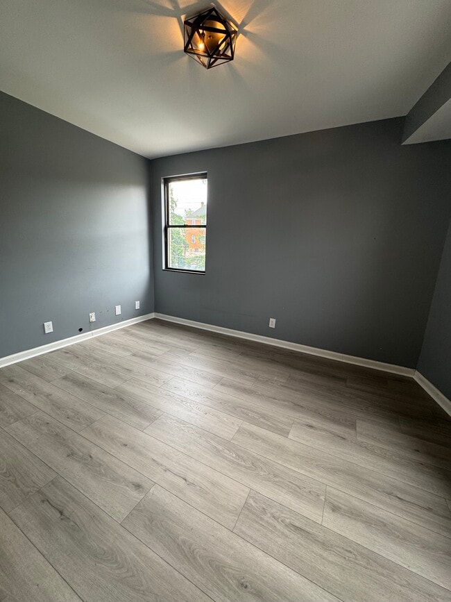 Building Photo - 2905 Glenmore Ave