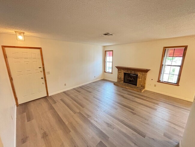 Building Photo - Gorgeous condo is a spacious 2Bed/2Bath un...