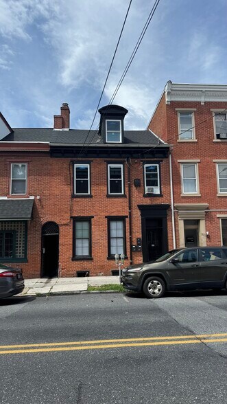 Building Photo - 823 Chestnut St