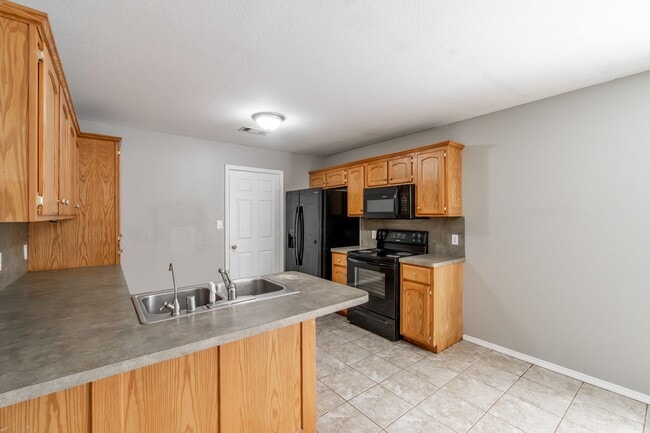Building Photo - Freshly Updated 3 Bed, 2 Bath Home in Fort...