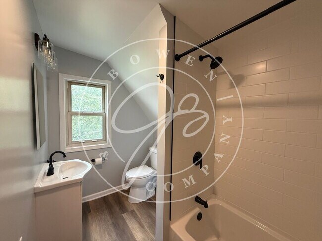 Building Photo - "Charming 3-Bed Home with Spacious Living in South Toledo.