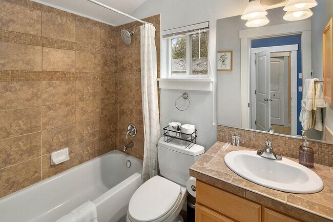 Building Photo - 1220 Aurora Ave N