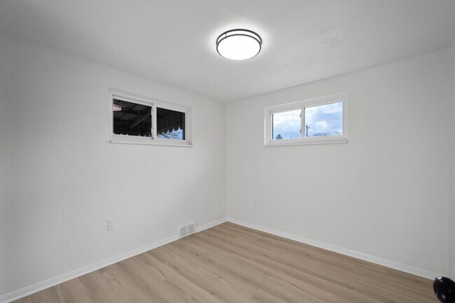 Building Photo - Charming 2 bedroom home in McKees Rocks available May 1!