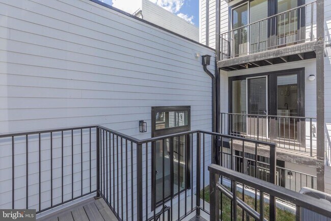 Building Photo - 722 Kenyon St NW