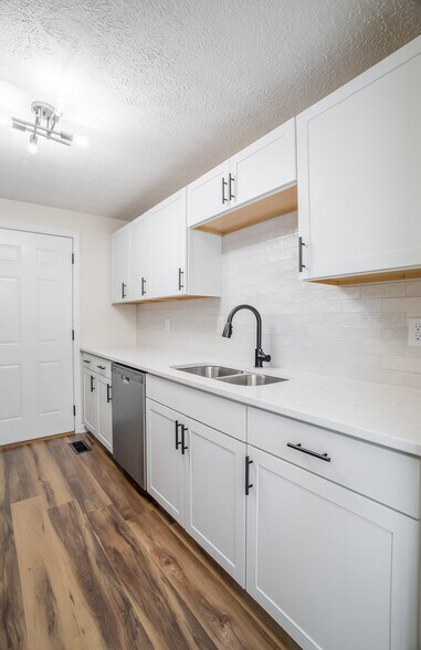 Building Photo - 8759 Mardi Gras Dr