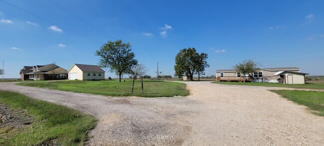 Building Photo - Easy Access to Austin Airport and Tesla