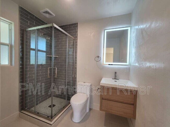 Building Photo - 2462 Town Cir