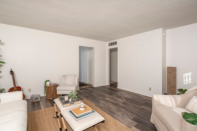 Building Photo - 1609 S Parkside Dr