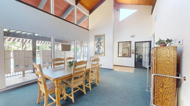 Building Photo - Spacious 2/1 Condo in Gated Community