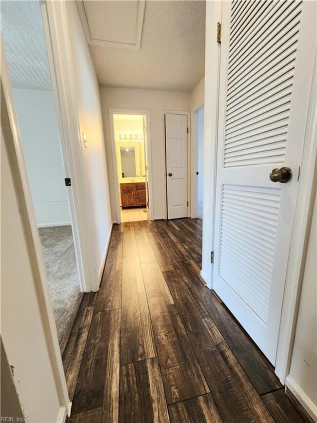 Building Photo - Charming 3 bed 2 and a half bath near VB O...