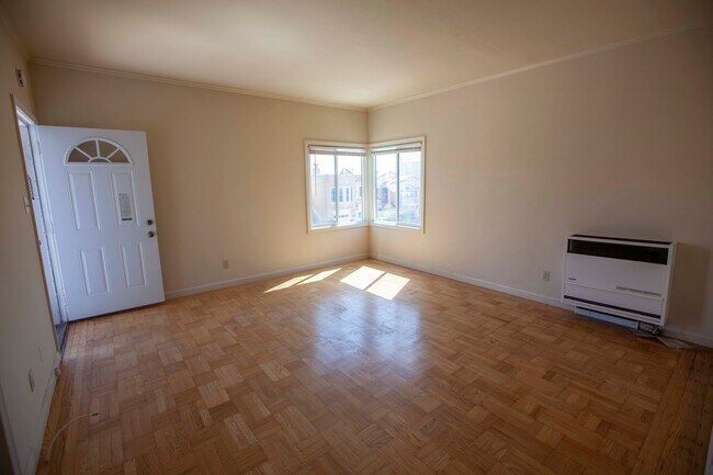 Building Photo - 700