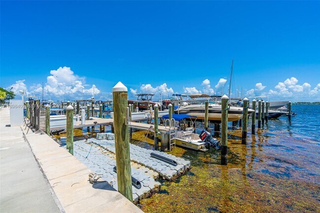 Building Photo - 1915 Brickell Ave