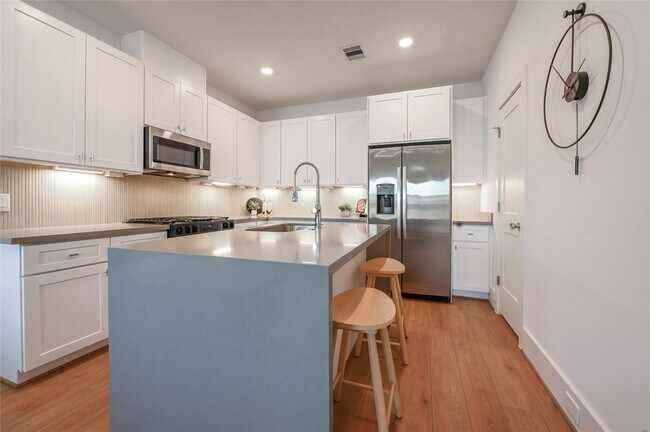 Building Photo - 7607 Victory Reserve St