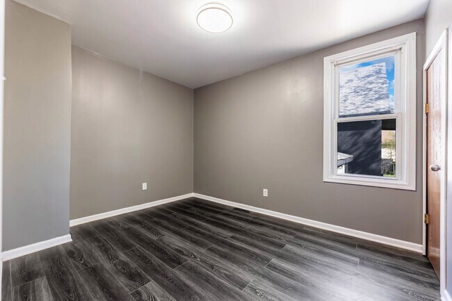 Building Photo - 554 Douglas Ave