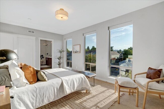 Building Photo - $500 off first month! Spacious, light-fill...