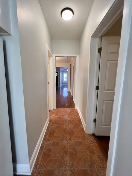 Building Photo - 4827 W Barry Ave