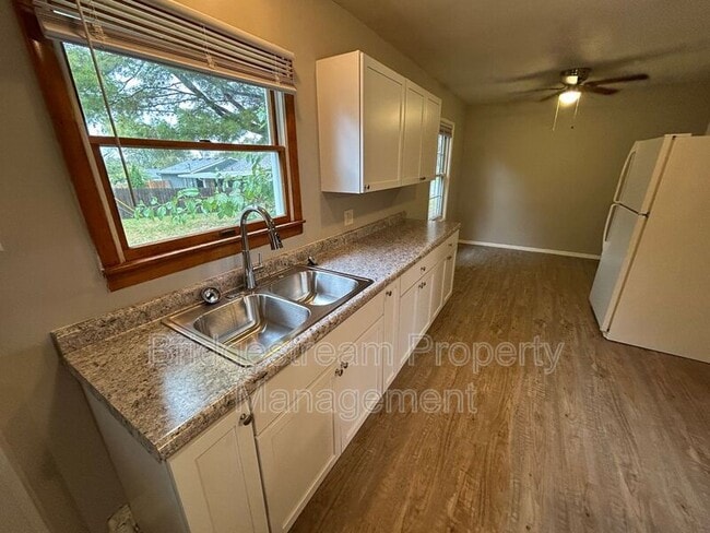 Building Photo - 1205 S Maple Ave