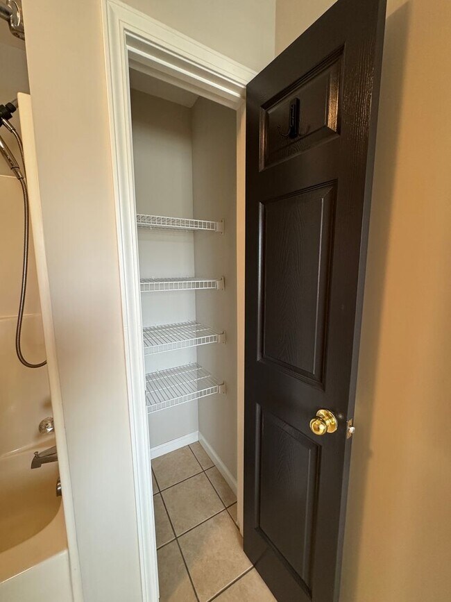 Building Photo - South AVL - Arden Townhome Move-In Ready