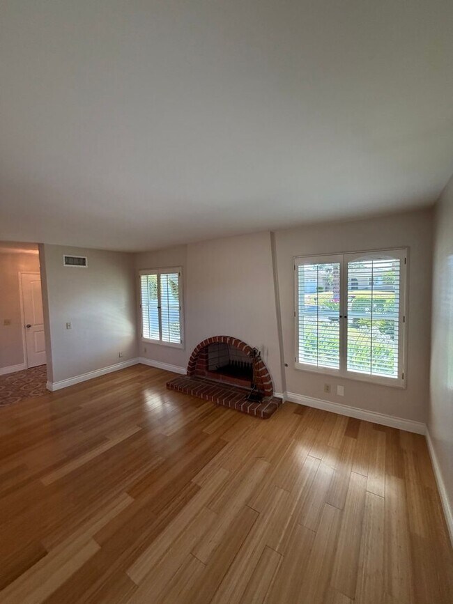 Building Photo - Beautiful 3 Bedroom Home in Avocado Heights