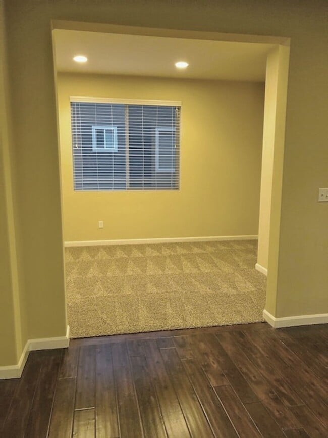 Building Photo - 4 bed with separated living area