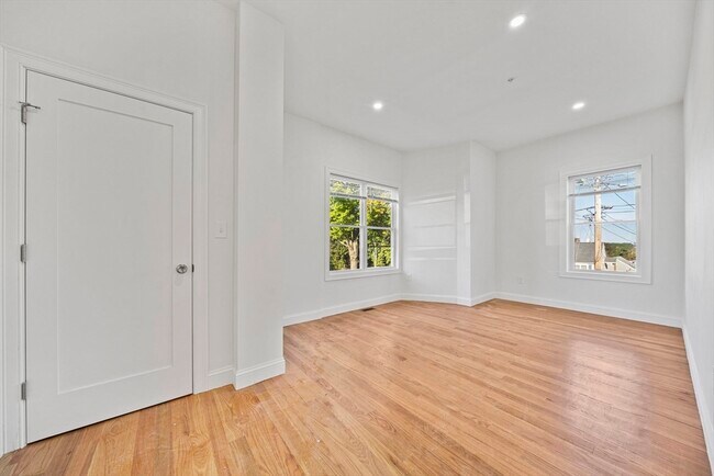 Building Photo - 417 Commercial St