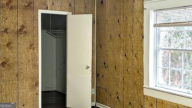 Building Photo - 2710 Riverview Rd