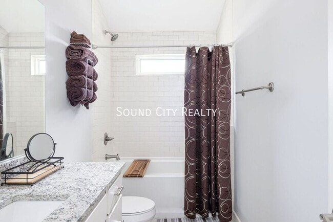 Building Photo - 606B Eastboro Dr