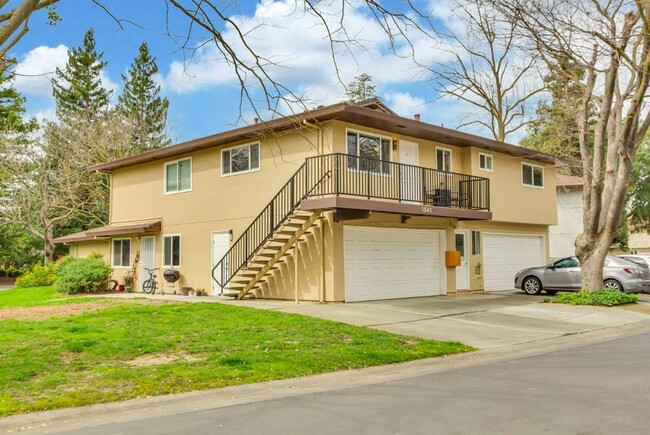 Building Photo - Two bedroom unit in North Davis available ...