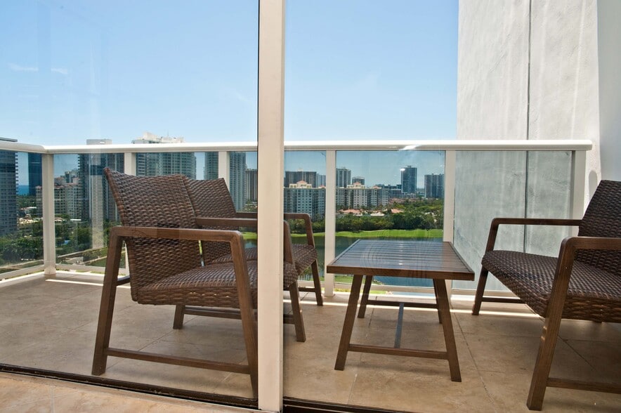 Building Photo - 3675 N Country Club Dr