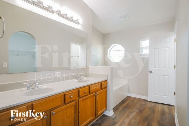 Building Photo - 117 King Arthur Ct