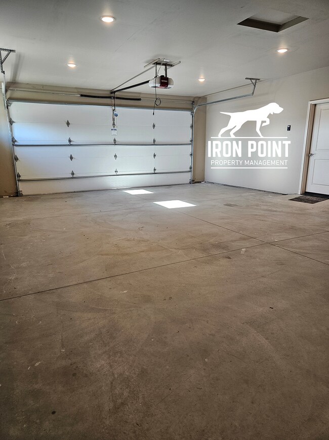 Building Photo - 2bed/1bath w/2 car garage & all appliances included.