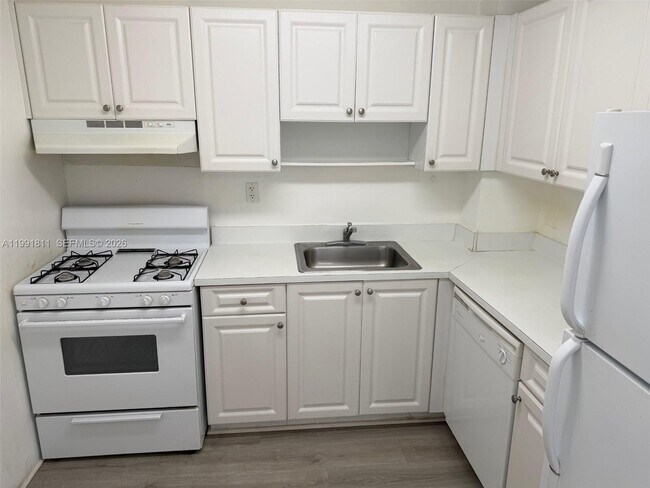 Building Photo - 13120 SW 92nd Ave