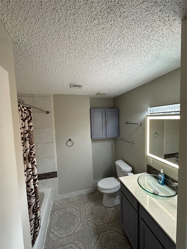 Building Photo - 15935 Kenbrook Dr
