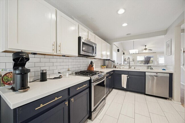 Building Photo - 5802 Spring Sunrise Dr