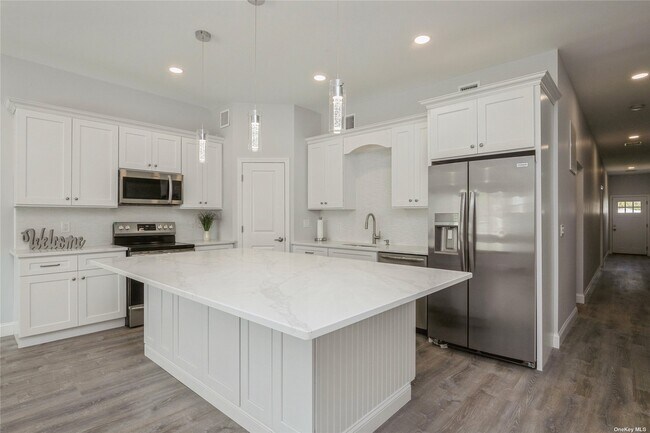 Building Photo - 534 Bellmore Rd