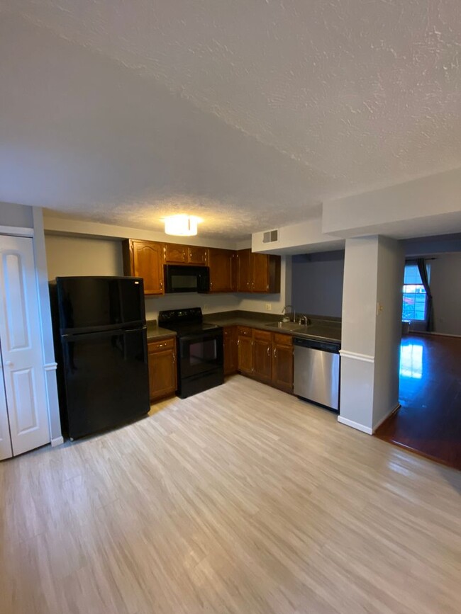 Building Photo - Beautiful 2 Bedroom 2.5 Bath Townhome in S...