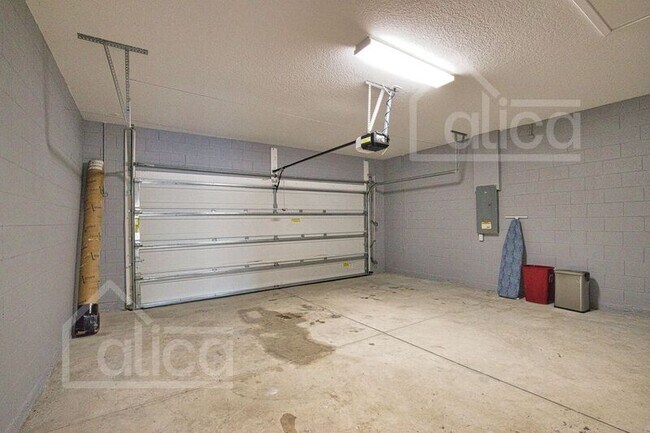 Building Photo - 1610 Rada Ln