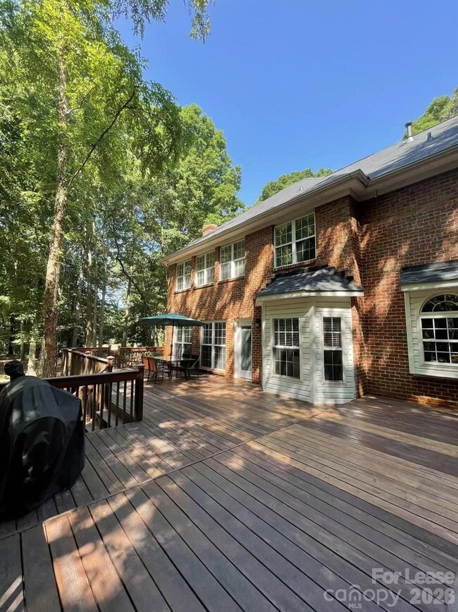 Building Photo - 6025 Oakridge Ct