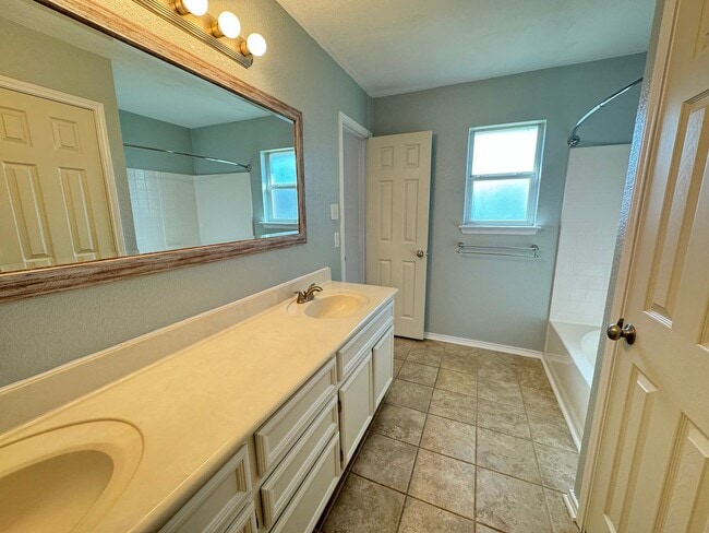 Building Photo - 408 Viola Dr