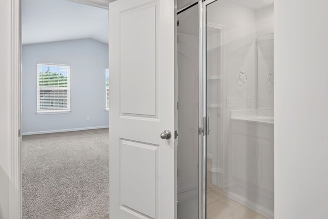 Building Photo - Experience Spacious Comfort: 3-Bedroom Home with 2.5 Baths.