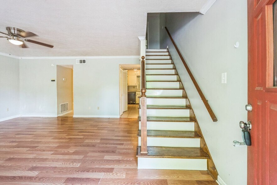Building Photo - 2140 Kings Gate Cir SW