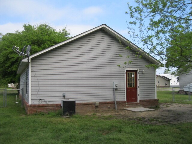 Building Photo - 103 Chance Ln