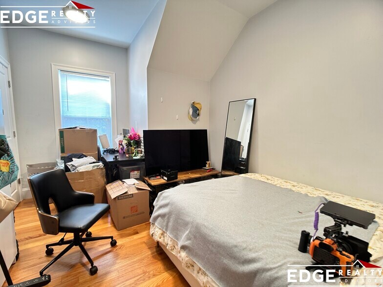 Building Photo - 12 Islington St