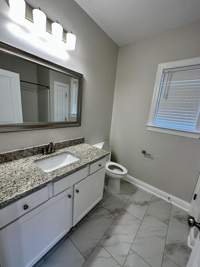 Building Photo - 708 W Parrish Dr