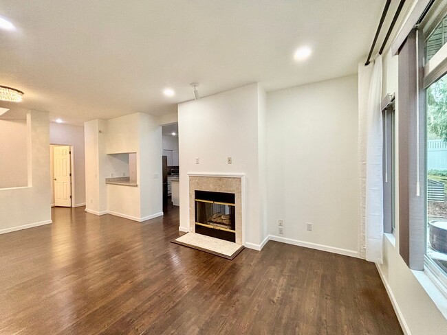 Building Photo - Bright & Spacious Lakemont Townhome For Rent